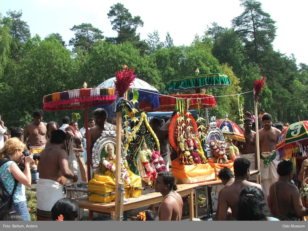 Hinduisme, Sivasubramanyar Alyam, tempel, Tiruvela, badefest, mann, kvinne, barn, vann, parasoller, guder, røkelse, alter, lys,  