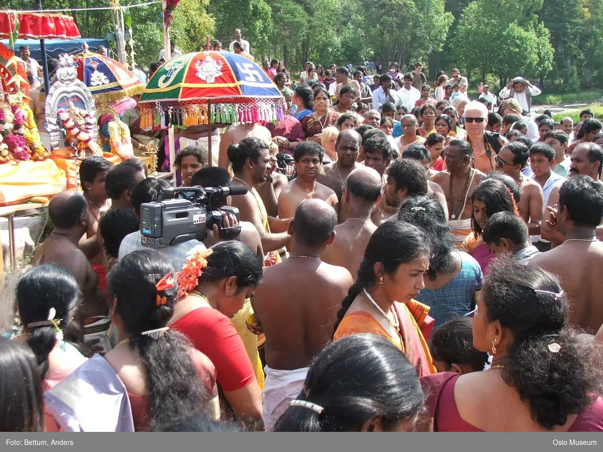 Hinduisme, Sivasubramanyar Alyam, tempel, Tiruvela, badefest, mann, kvinne, barn, vann, parasoller, guder, røkelse, alter, lys,  