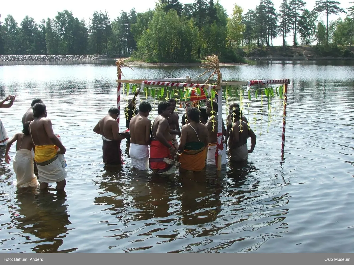 Hinduisme, Sivasubramanyar Alyam, tempel, Tiruvela, badefest, mann, kvinne, barn, vann, parasoller, guder, røkelse, alter, lys,  