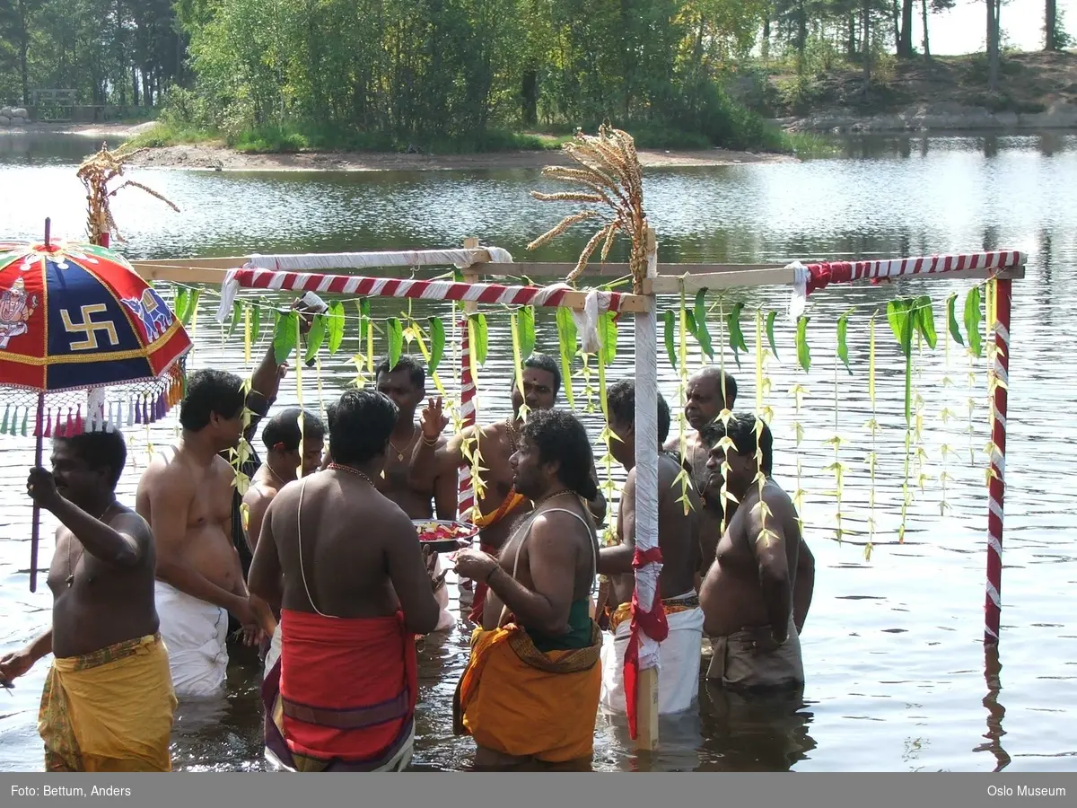 Hinduisme, Sivasubramanyar Alyam, tempel, Tiruvela, badefest, mann, kvinne, barn, vann, parasoller, guder, røkelse, alter, lys,  