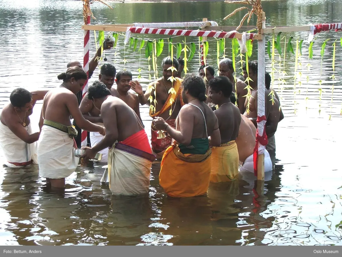 Hinduisme, Sivasubramanyar Alyam, tempel, Tiruvela, badefest, mann, kvinne, barn, vann, parasoller, guder, røkelse, alter, lys,  