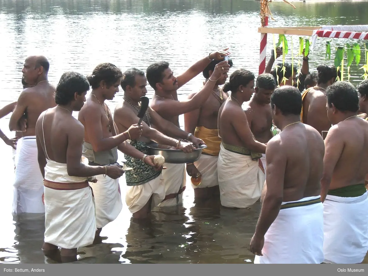 Hinduisme, Sivasubramanyar Alyam, tempel, Tiruvela, badefest, mann, kvinne, barn, vann, parasoller, guder, røkelse, alter, lys,  