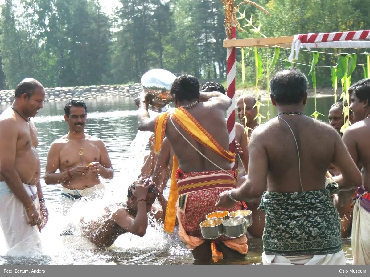 Hinduisme, Sivasubramanyar Alyam, tempel, Tiruvela, badefest, mann, kvinne, barn, vann, parasoller, guder, røkelse, alter, lys,  
