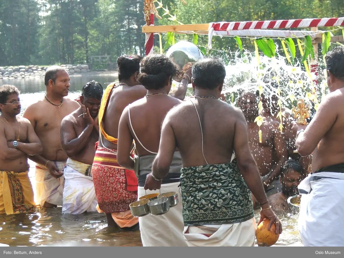 Hinduisme, Sivasubramanyar Alyam, tempel, Tiruvela, badefest, mann, kvinne, barn, vann, parasoller, guder, røkelse, alter, lys,  