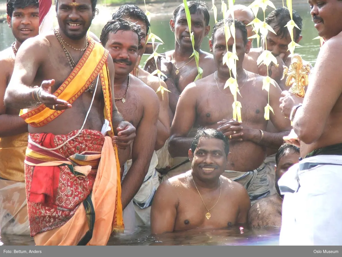 Hinduisme, Sivasubramanyar Alyam, tempel, Tiruvela, badefest, mann, kvinne, barn, vann, parasoller, guder, røkelse, alter, lys,  