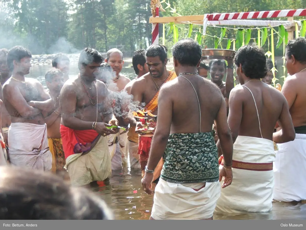 Hinduisme, Sivasubramanyar Alyam, tempel, Tiruvela, badefest, mann, kvinne, barn, vann, parasoller, guder, røkelse, alter, lys,  