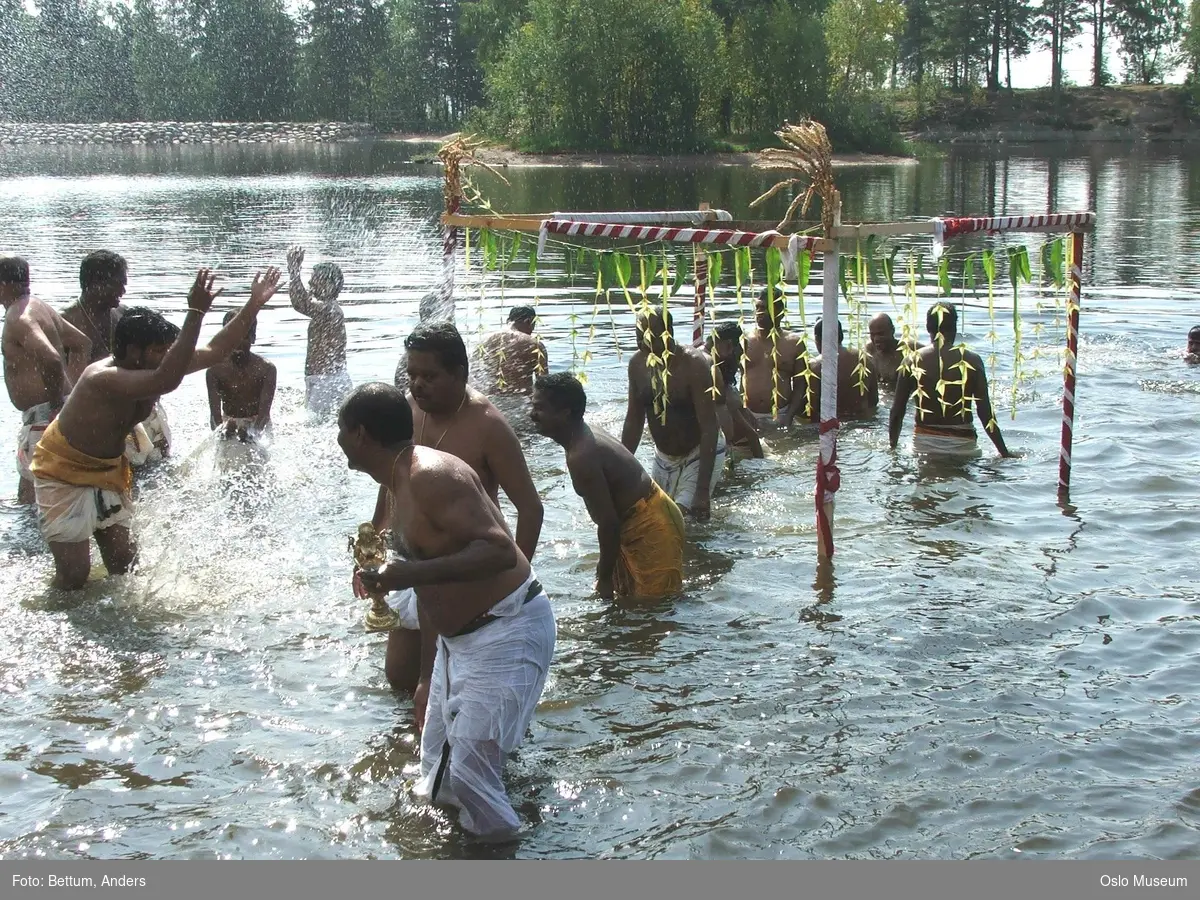 Hinduisme, Sivasubramanyar Alyam, tempel, Tiruvela, badefest, mann, kvinne, barn, vann, parasoller, guder, røkelse, alter, lys,  