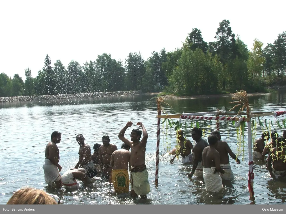 Hinduisme, Sivasubramanyar Alyam, tempel, Tiruvela, badefest, mann, kvinne, barn, vann, parasoller, guder, røkelse, alter, lys,  