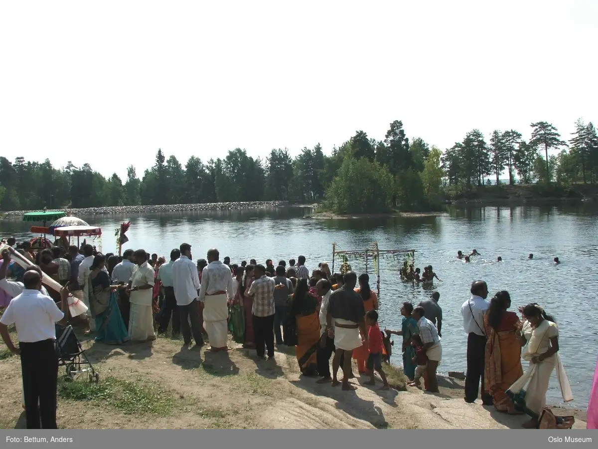 Hinduisme, Sivasubramanyar Alyam, tempel, Tiruvela, badefest, mann, kvinne, barn, vann, parasoller, guder, røkelse, alter, lys,  