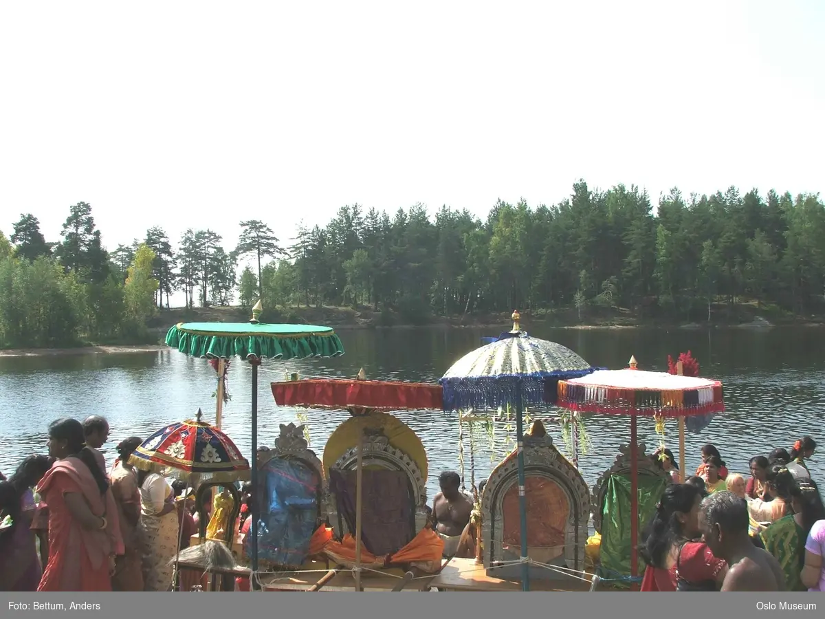 Hinduisme, Sivasubramanyar Alyam, tempel, Tiruvela, badefest, mann, kvinne, barn, vann, parasoller, guder, røkelse, alter, lys,  