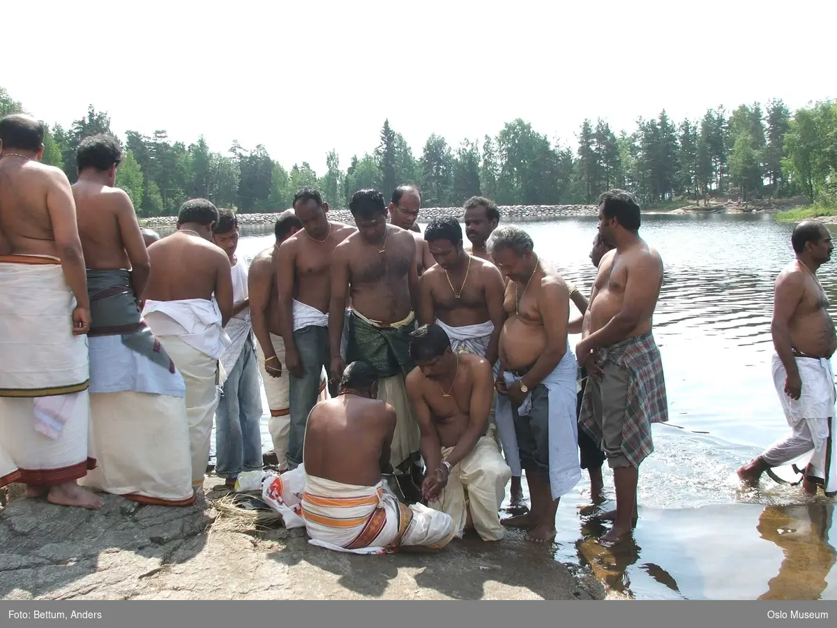 Hinduisme, Sivasubramanyar Alyam, tempel, Tiruvela, badefest, mann, kvinne, barn, vann, parasoller, guder, røkelse, alter, lys,  