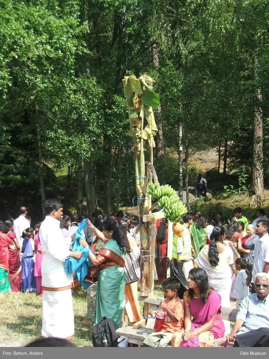 Hinduisme, Sivasubramanyar Alyam, tempel, Tiruvela, badefest, mann, kvinne, barn, vann, parasoller, guder, røkelse, alter, lys,  