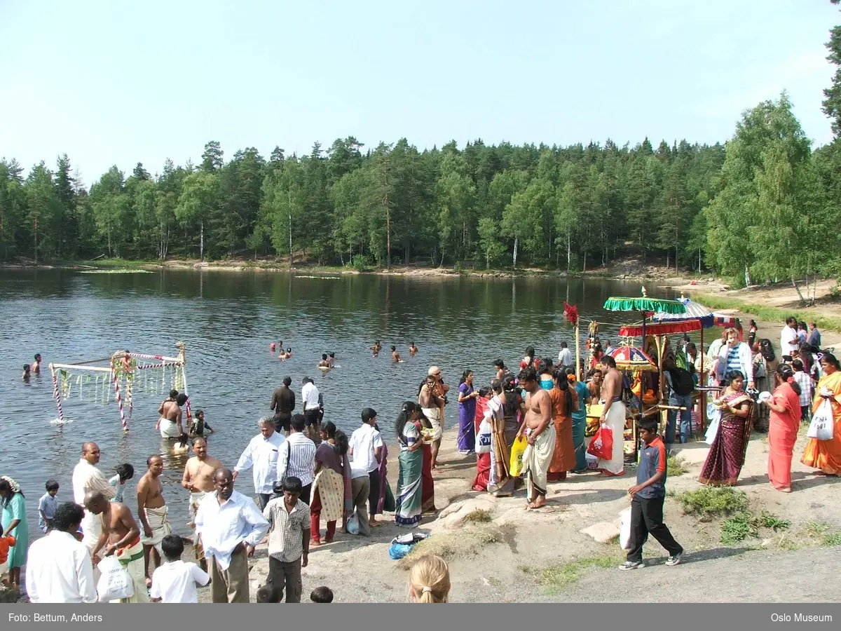 Hinduisme, Sivasubramanyar Alyam, tempel, Tiruvela, badefest, mann, kvinne, barn, vann, parasoller, guder, røkelse, alter, lys,  