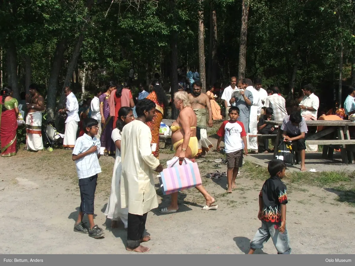Hinduisme, Sivasubramanyar Alyam, tempel, Tiruvela, badefest, mann, kvinne, barn, vann, parasoller, guder, røkelse, alter, lys,  