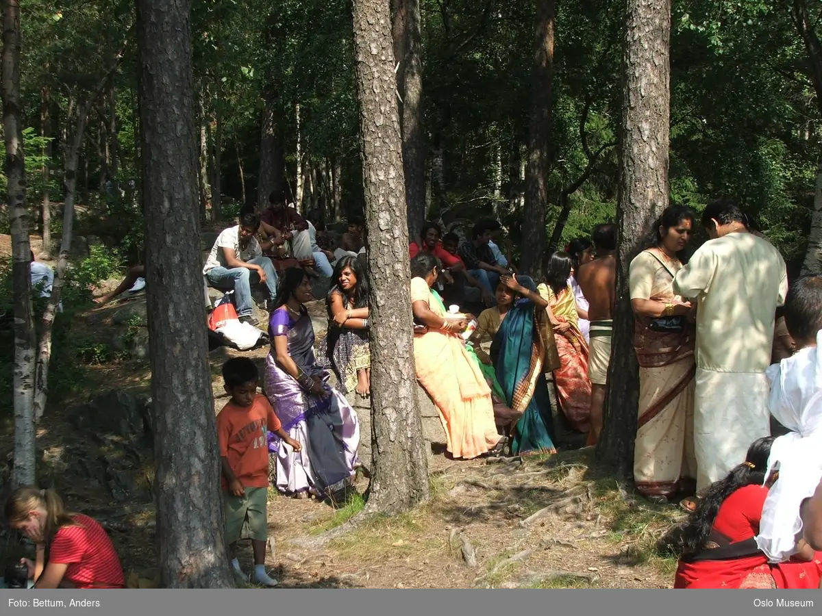 Hinduisme, Sivasubramanyar Alyam, tempel, Tiruvela, badefest, mann, kvinne, barn, vann, parasoller, guder, røkelse, alter, lys,  