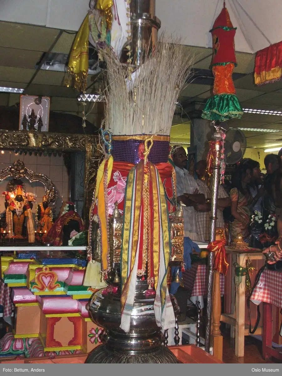 Hinduisme, Sivasubramanyar Alyam, tempel, Tiruvela, badefest, mann, kvinne, barn, vann, parasoller, guder, røkelse, alter, lys,  