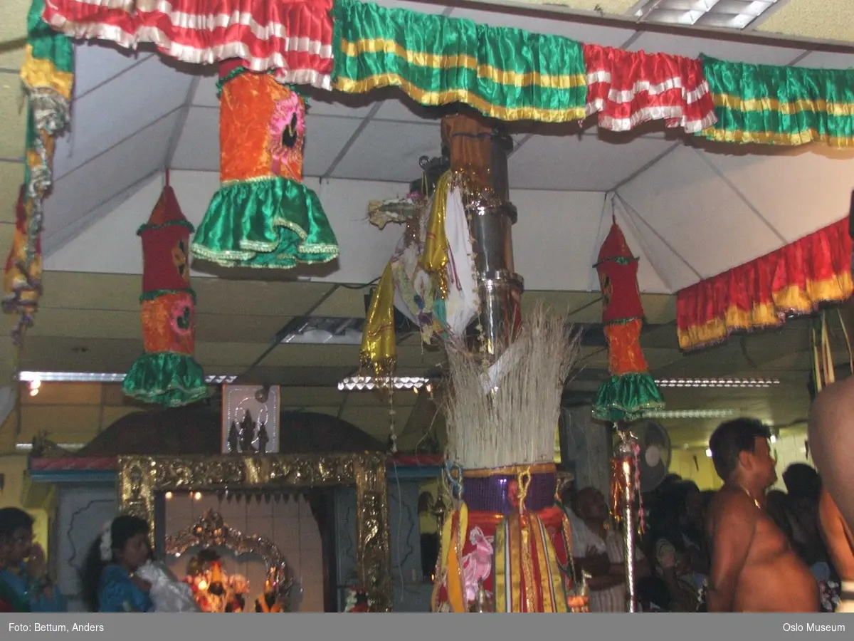 Hinduisme, Sivasubramanyar Alyam, tempel, Tiruvela, badefest, mann, kvinne, barn, vann, parasoller, guder, røkelse, alter, lys,  