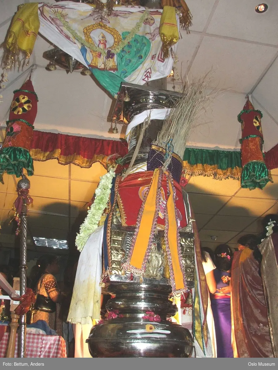 Hinduisme, Sivasubramanyar Alyam, tempel, Tiruvela, badefest, mann, kvinne, barn, vann, parasoller, guder, røkelse, alter, lys,  