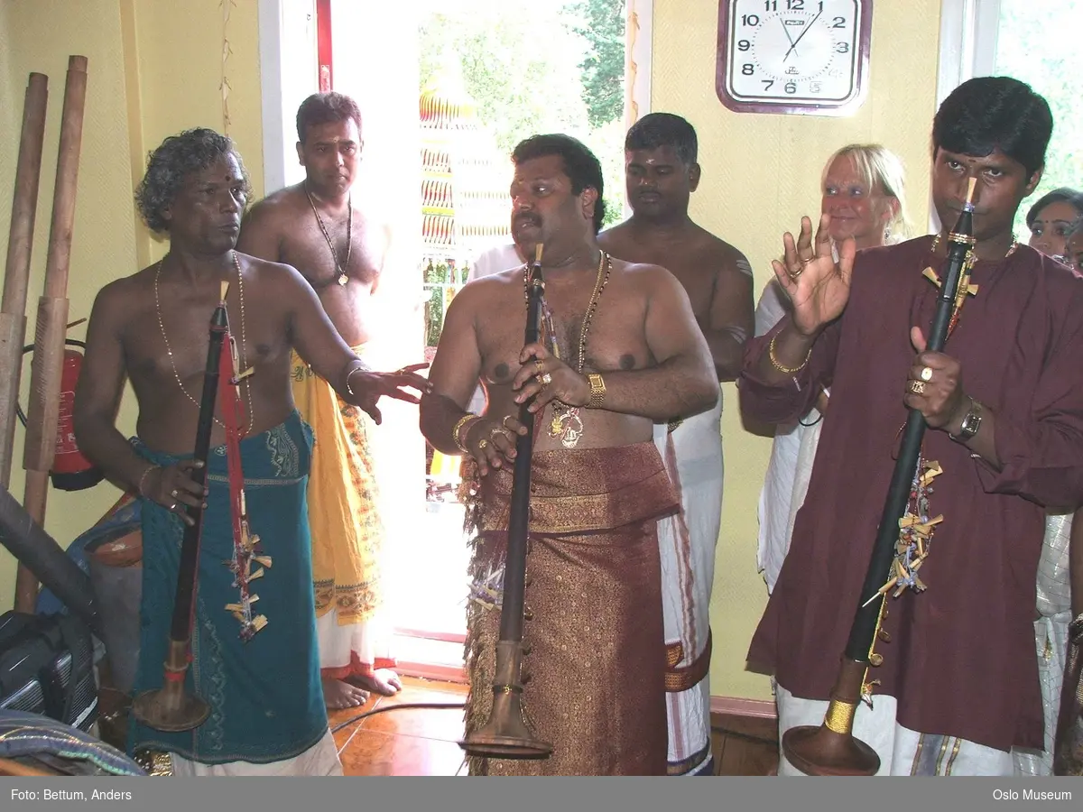 Hinduisme, Sivasubramanyar Alyam, tempel, Tiruvela, badefest, mann, kvinne, barn, vann, parasoller, guder, røkelse, alter, lys,  