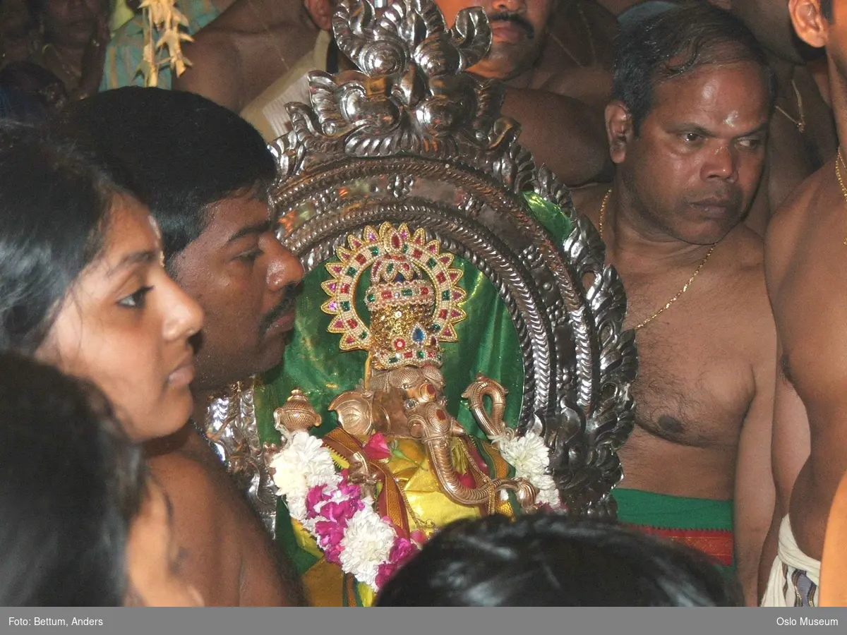 Hinduisme, Sivasubramanyar Alyam, tempel, Tiruvela, badefest, mann, kvinne, barn, vann, parasoller, guder, røkelse, alter, lys,  