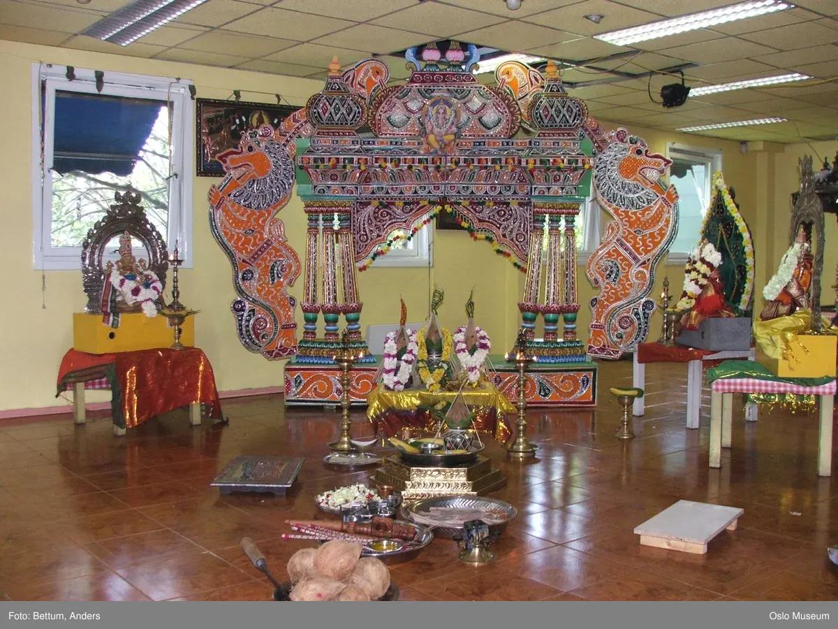 Hinduisme, Sivasubramanyar Alyam, tempel, Tiruvela, Murugans bryllup, seremoni, guder, maske, blomster, frukt, alter, prosesjon, ild, mann, kvinne, barn,