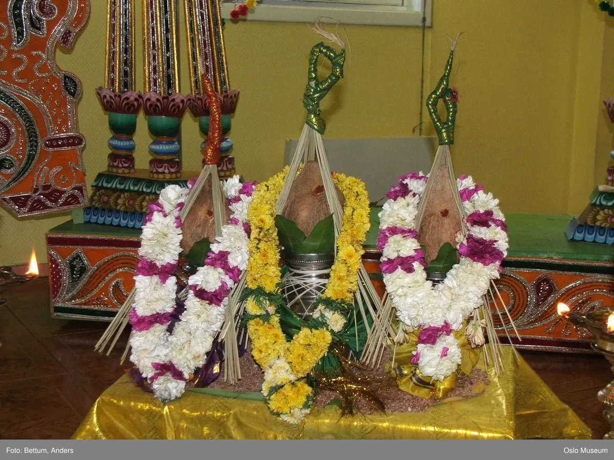 Hinduisme, Sivasubramanyar Alyam, tempel, Tiruvela, Murugans bryllup, seremoni, guder, maske, blomster, frukt, alter, prosesjon, ild, mann, kvinne, barn,