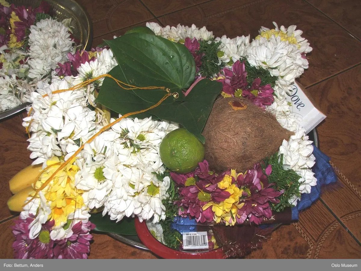 Hinduisme, Sivasubramanyar Alyam, tempel, Tiruvela, Murugans bryllup, seremoni, guder, maske, blomster, frukt, alter, prosesjon, ild, mann, kvinne, barn,