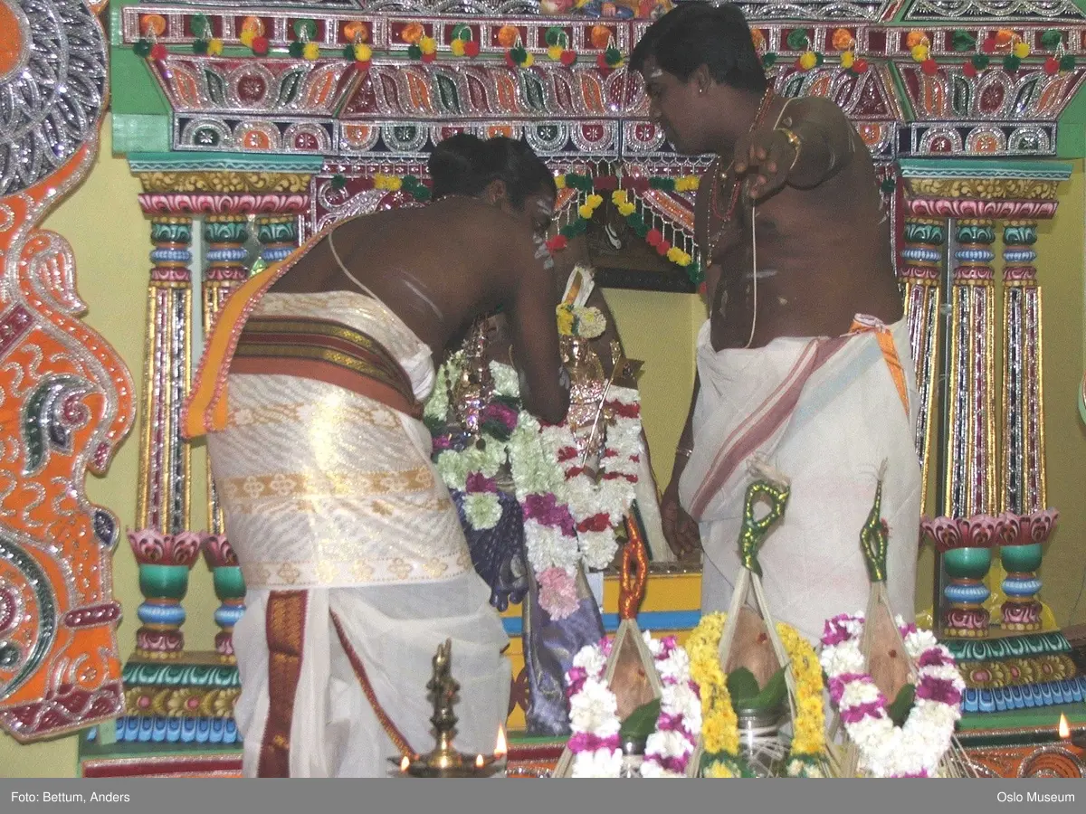 Hinduisme, Sivasubramanyar Alyam, tempel, Tiruvela, Murugans bryllup, seremoni, guder, maske, blomster, frukt, alter, prosesjon, ild, mann, kvinne, barn,