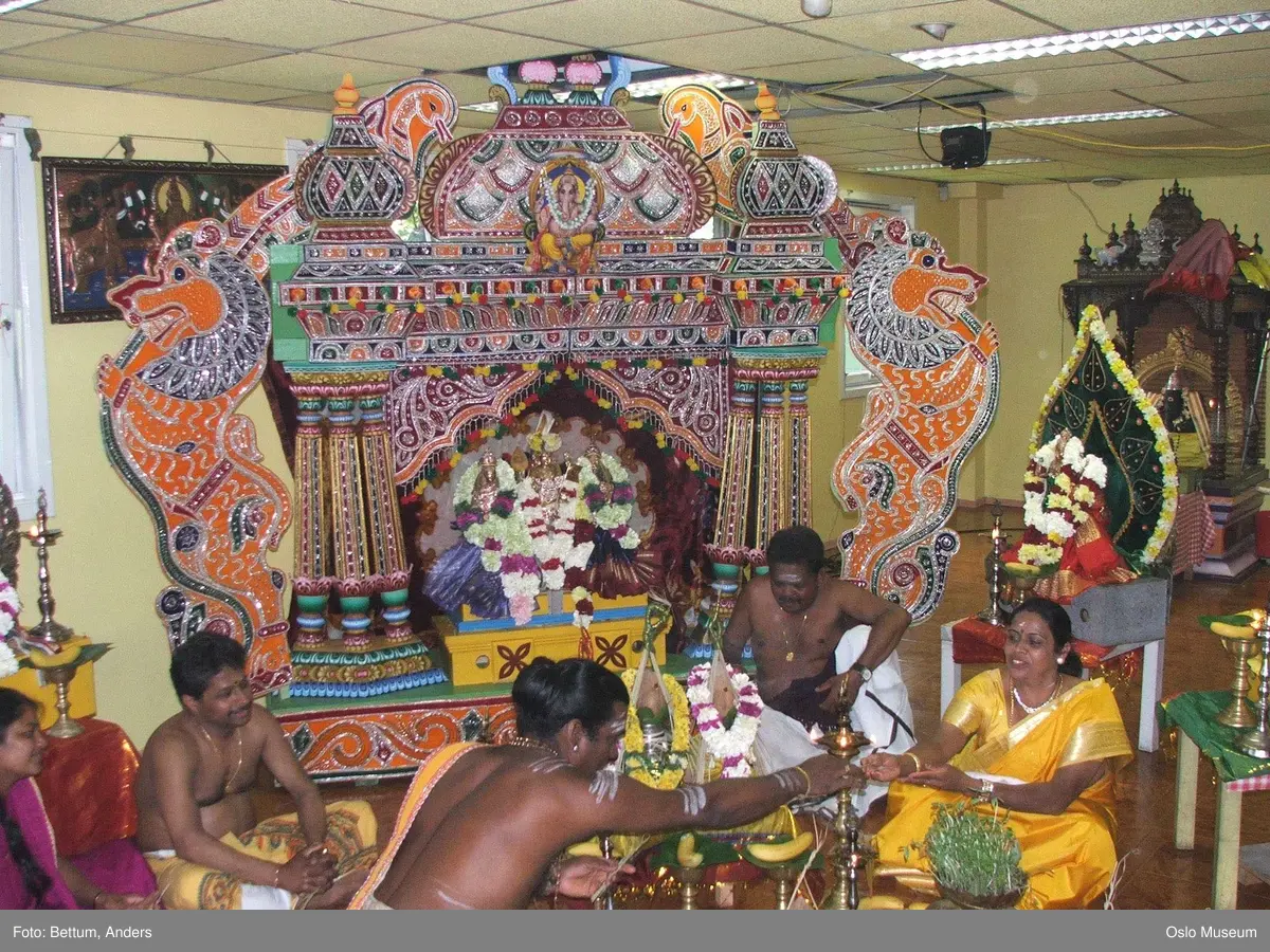 Hinduisme, Sivasubramanyar Alyam, tempel, Tiruvela, Murugans bryllup, seremoni, guder, maske, blomster, frukt, alter, prosesjon, ild, mann, kvinne, barn,