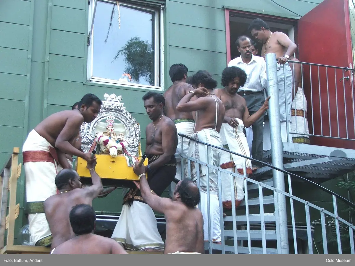 Hinduisme, Sivasubramanyar Alyam, tempel, Tiruvela, Murugans bryllup, seremoni, guder, maske, blomster, frukt, alter, prosesjon, ild, mann, kvinne, barn,
