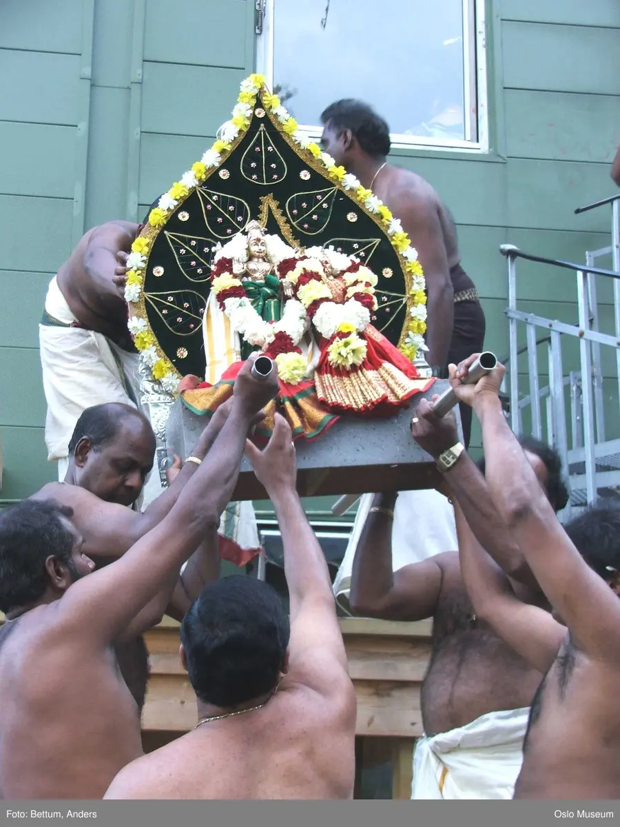 Hinduisme, Sivasubramanyar Alyam, tempel, Tiruvela, Murugans bryllup, seremoni, guder, maske, blomster, frukt, alter, prosesjon, ild, mann, kvinne, barn,