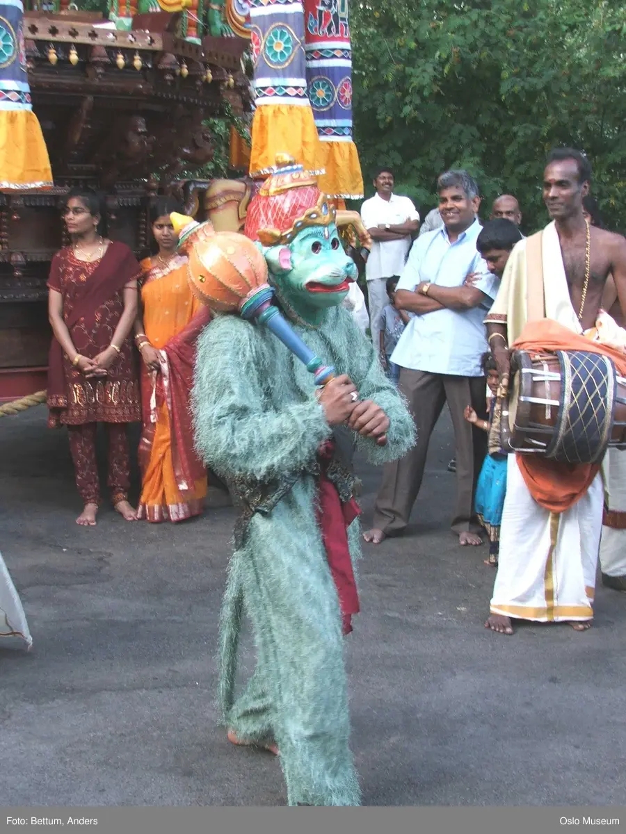 Hinduisme, Sivasubramanyar Alyam, tempel, Tiruvela, Murugans bryllup, seremoni, guder, maske, blomster, frukt, alter, prosesjon, ild, mann, kvinne, barn,