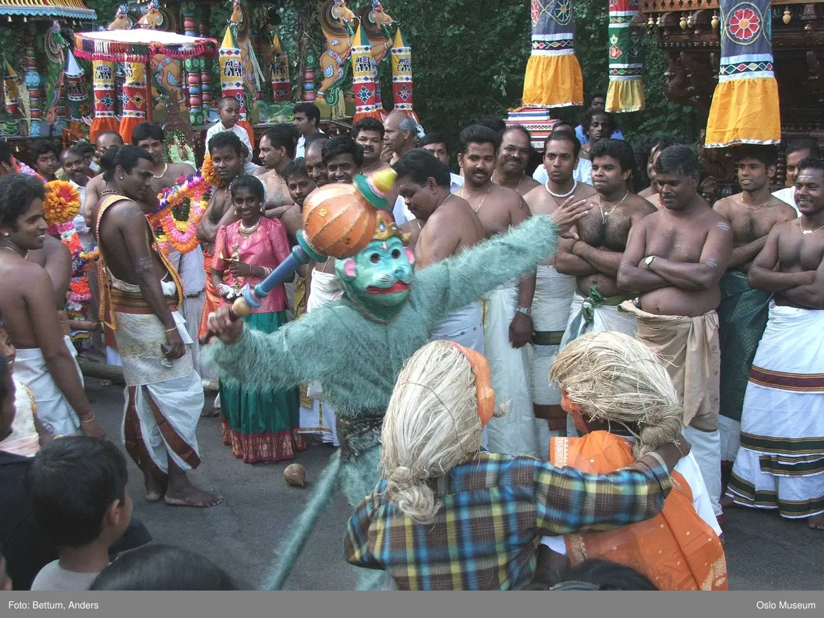 Hinduisme, Sivasubramanyar Alyam, tempel, Tiruvela, Murugans bryllup, seremoni, guder, maske, blomster, frukt, alter, prosesjon, ild, mann, kvinne, barn,