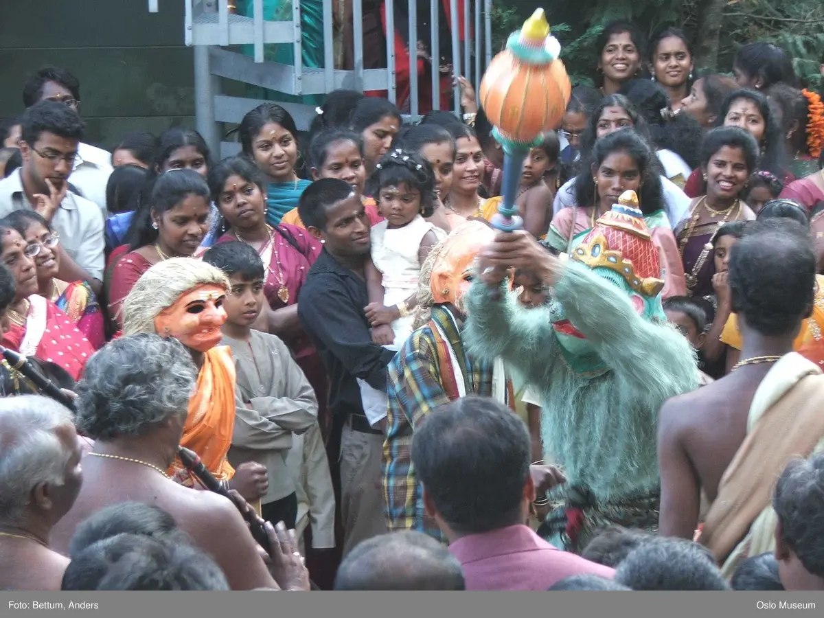 Hinduisme, Sivasubramanyar Alyam, tempel, Tiruvela, Murugans bryllup, seremoni, guder, maske, blomster, frukt, alter, prosesjon, ild, mann, kvinne, barn,