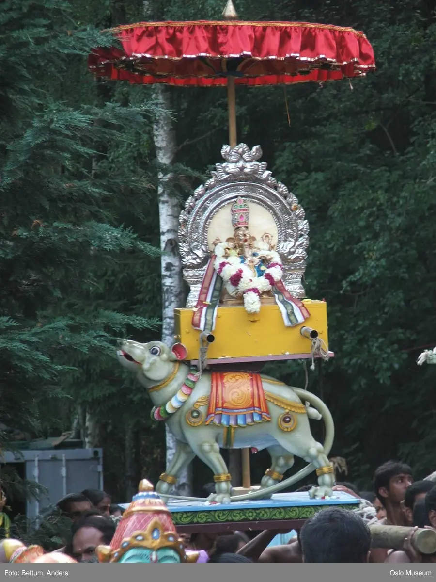 Hinduisme, Sivasubramanyar Alyam, tempel, Tiruvela, Murugans bryllup, seremoni, guder, maske, blomster, frukt, alter, prosesjon, ild, mann, kvinne, barn,