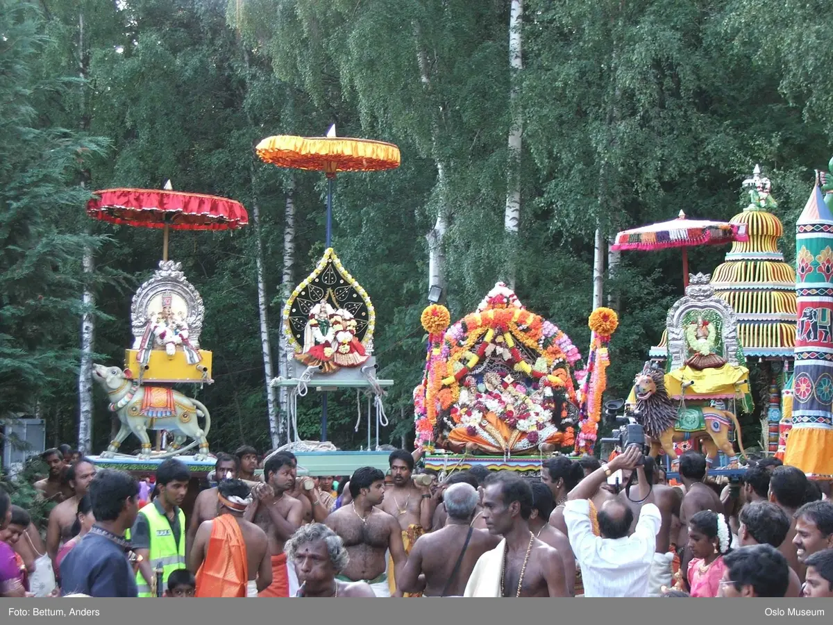 Hinduisme, Sivasubramanyar Alyam, tempel, Tiruvela, Murugans bryllup, seremoni, guder, maske, blomster, frukt, alter, prosesjon, ild, mann, kvinne, barn,