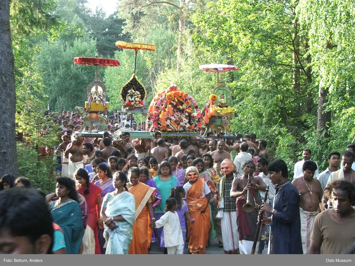 Hinduisme, Sivasubramanyar Alyam, tempel, Tiruvela, Murugans bryllup, seremoni, guder, maske, blomster, frukt, alter, prosesjon, ild, mann, kvinne, barn,