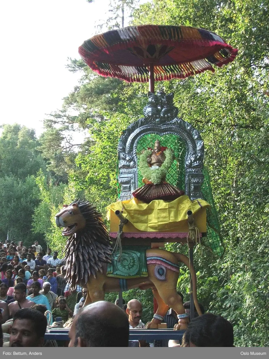 Hinduisme, Sivasubramanyar Alyam, tempel, Tiruvela, Murugans bryllup, seremoni, guder, maske, blomster, frukt, alter, prosesjon, ild, mann, kvinne, barn,