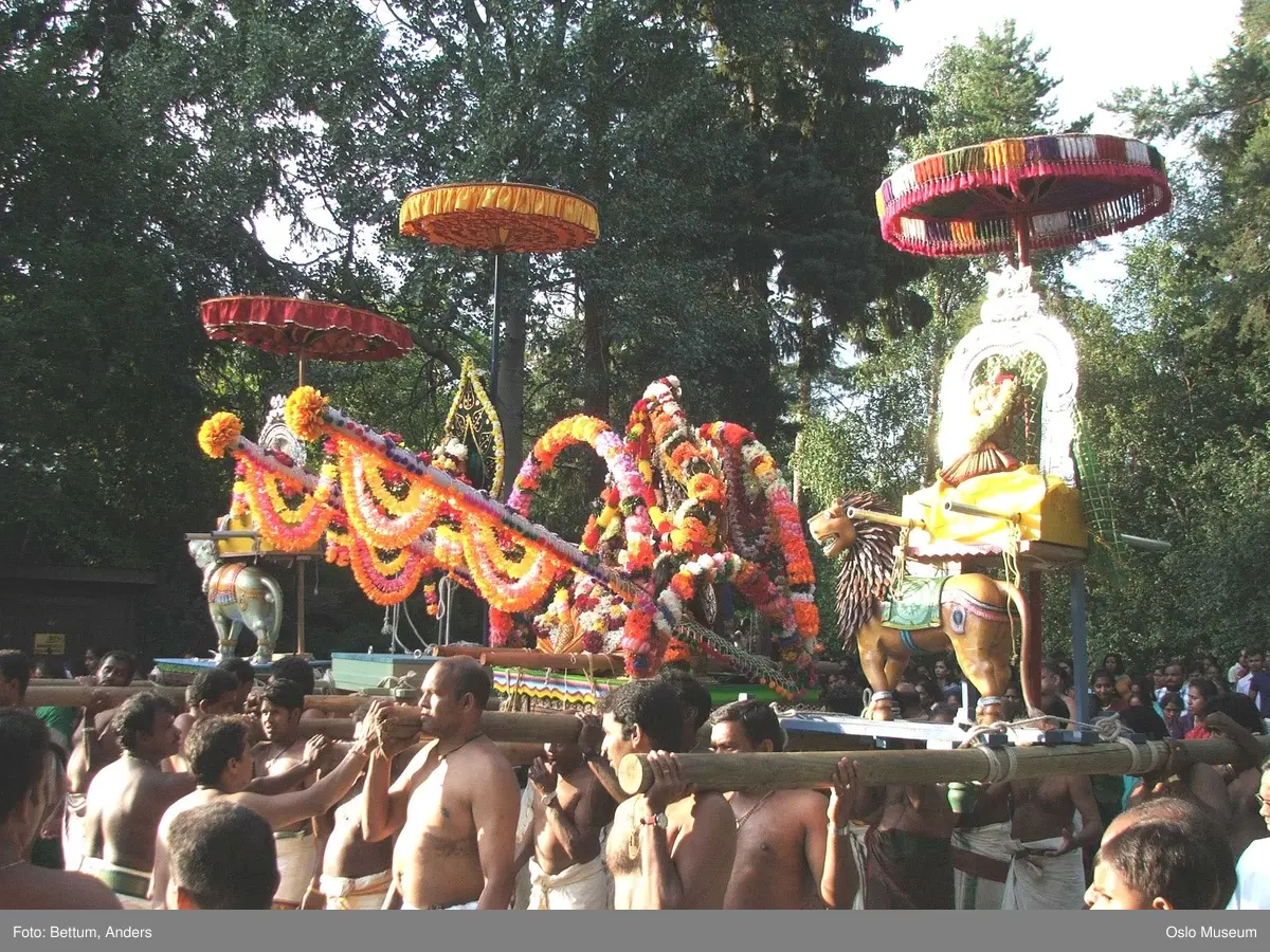 Hinduisme, Sivasubramanyar Alyam, tempel, Tiruvela, Murugans bryllup, seremoni, guder, maske, blomster, frukt, alter, prosesjon, ild, mann, kvinne, barn,