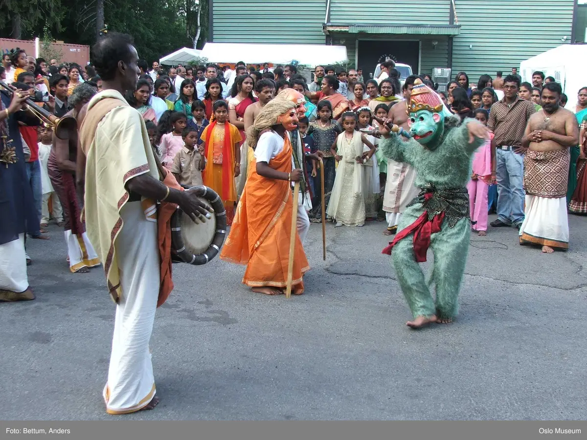 Hinduisme, Sivasubramanyar Alyam, tempel, Tiruvela, Murugans bryllup, seremoni, guder, maske, blomster, frukt, alter, prosesjon, ild, mann, kvinne, barn,
