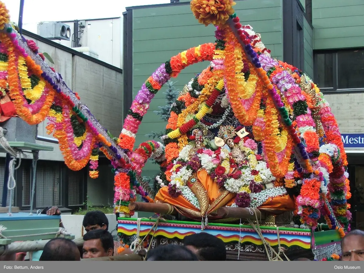 Hinduisme, Sivasubramanyar Alyam, tempel, Tiruvela, Murugans bryllup, seremoni, guder, maske, blomster, frukt, alter, prosesjon, ild, mann, kvinne, barn,
