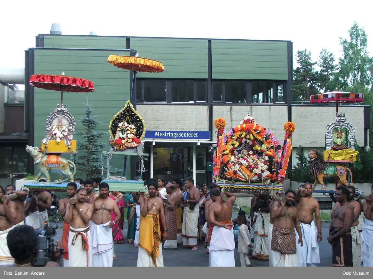 Hinduisme, Sivasubramanyar Alyam, tempel, Tiruvela, Murugans bryllup, seremoni, guder, maske, blomster, frukt, alter, prosesjon, ild, mann, kvinne, barn,