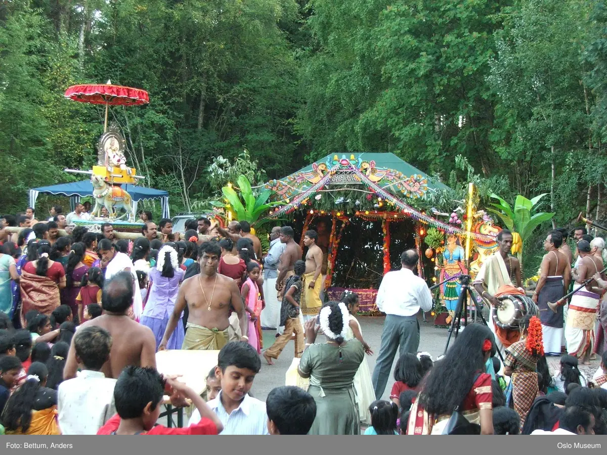 Hinduisme, Sivasubramanyar Alyam, tempel, Tiruvela, Murugans bryllup, seremoni, guder, maske, blomster, frukt, alter, prosesjon, ild, mann, kvinne, barn,