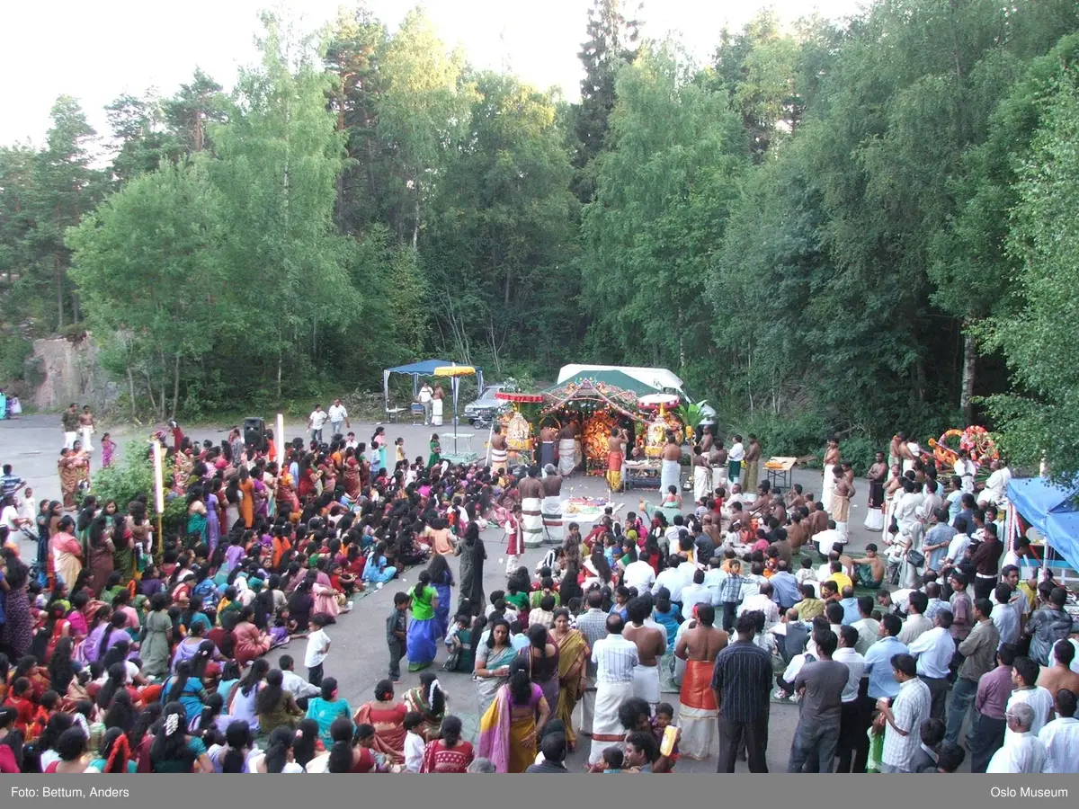 Hinduisme, Sivasubramanyar Alyam, tempel, Tiruvela, Murugans bryllup, seremoni, guder, maske, blomster, frukt, alter, prosesjon, ild, mann, kvinne, barn,