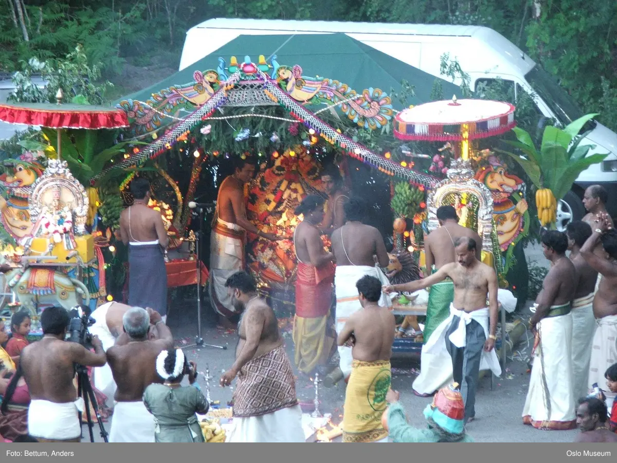 Hinduisme, Sivasubramanyar Alyam, tempel, Tiruvela, Murugans bryllup, seremoni, guder, maske, blomster, frukt, alter, prosesjon, ild, mann, kvinne, barn,
