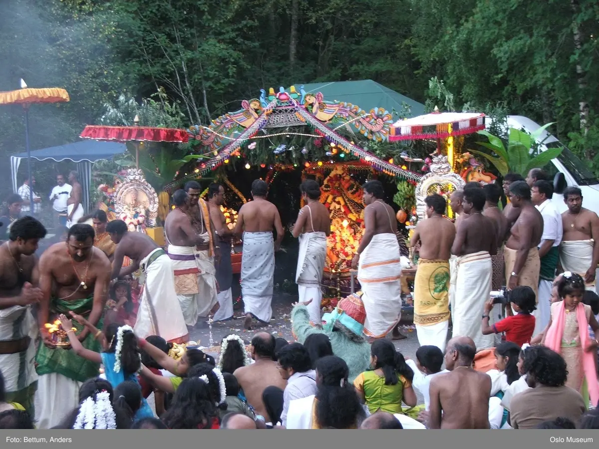 Hinduisme, Sivasubramanyar Alyam, tempel, Tiruvela, Murugans bryllup, seremoni, guder, maske, blomster, frukt, alter, prosesjon, ild, mann, kvinne, barn,