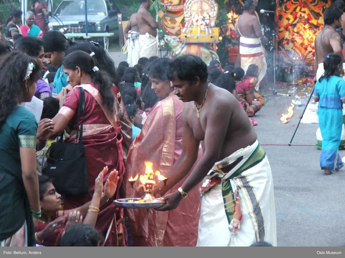 Hinduisme, Sivasubramanyar Alyam, tempel, Tiruvela, Murugans bryllup, seremoni, guder, maske, blomster, frukt, alter, prosesjon, ild, mann, kvinne, barn,