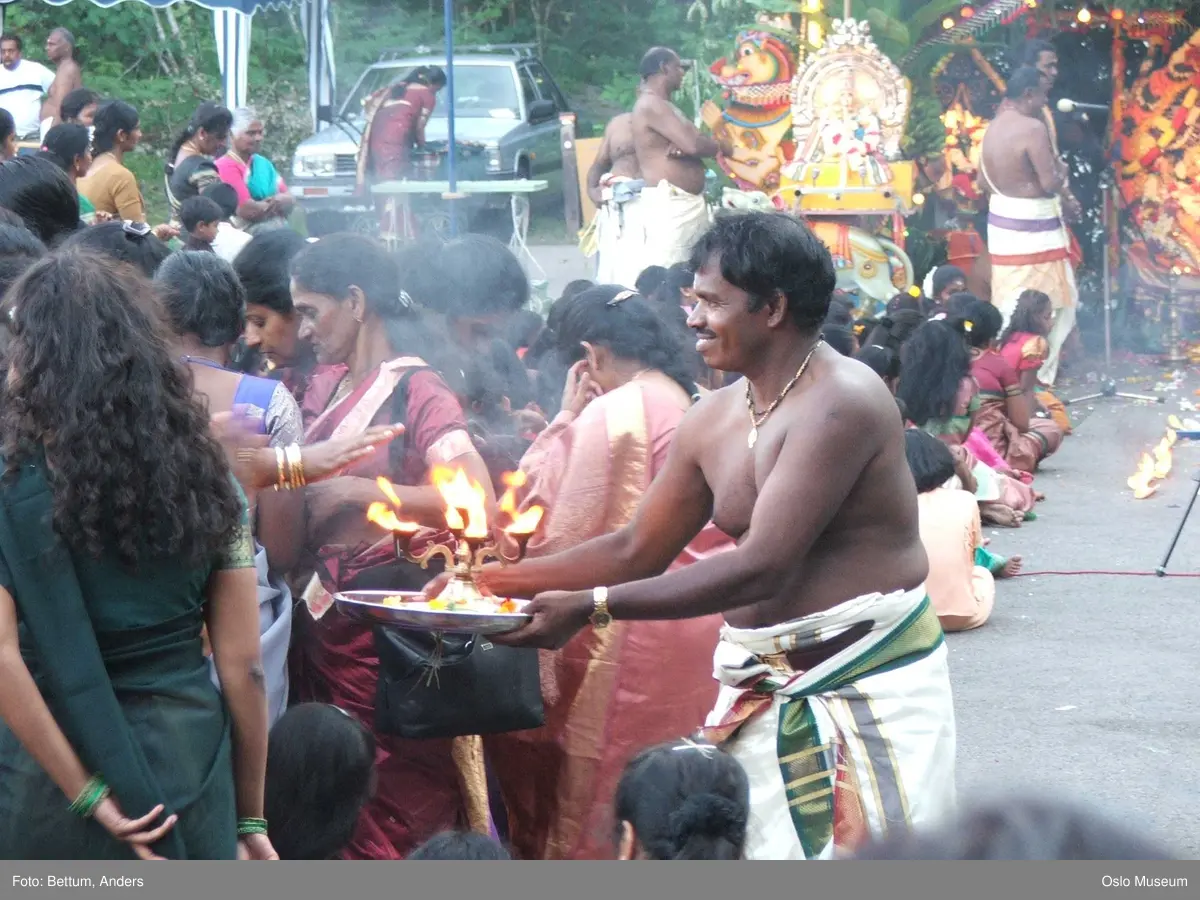 Hinduisme, Sivasubramanyar Alyam, tempel, Tiruvela, Murugans bryllup, seremoni, guder, maske, blomster, frukt, alter, prosesjon, ild, mann, kvinne, barn,