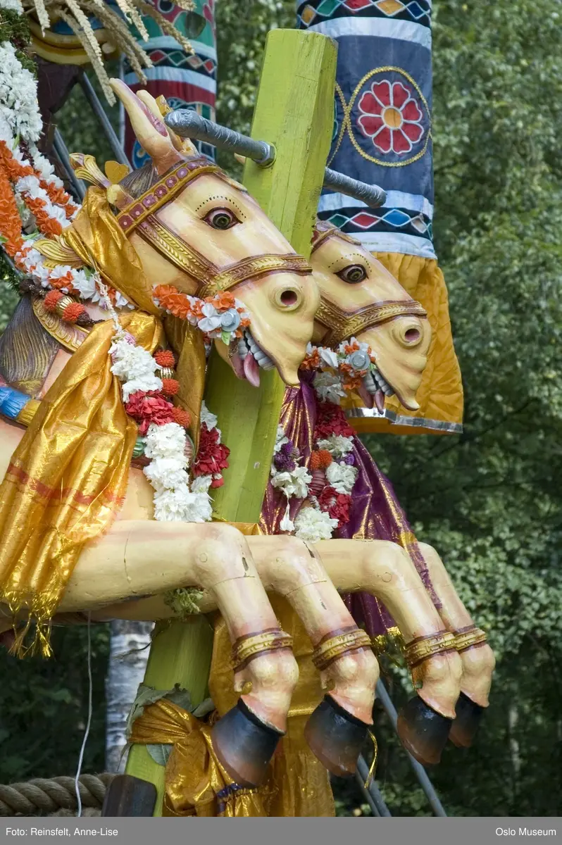 Hinduisme, Sivasubramanyar Alyam, tempel, Tiruvela, badefest, mann, kvinne, barn, vann, skog, marka, parasoller, mat, guder, røkelse, alter, lys