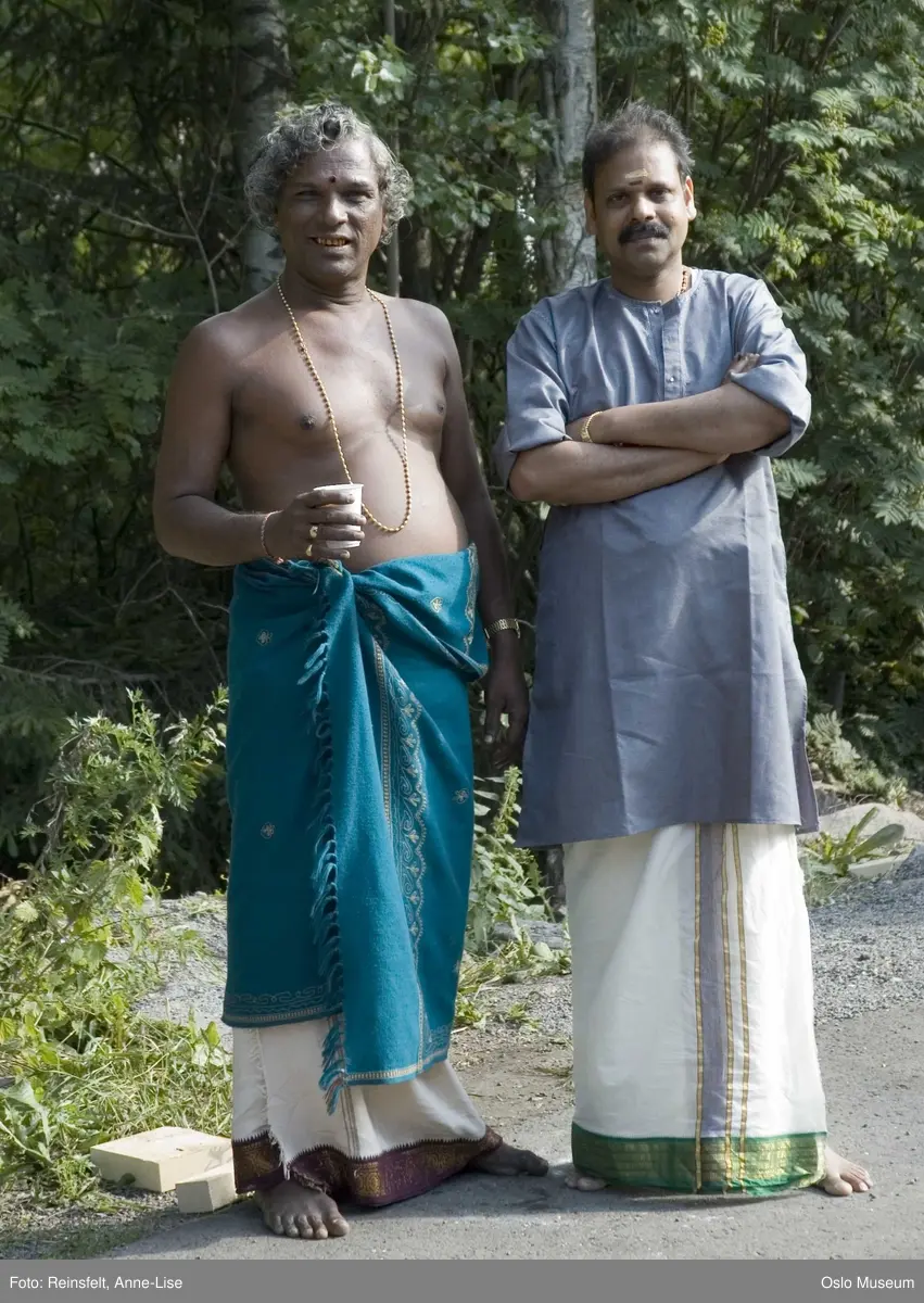 Hinduisme, Sivasubramanyar Alyam, tempel, Tiruvela, badefest, mann, kvinne, barn, vann, skog, marka, parasoller, mat, guder, røkelse, alter, lys